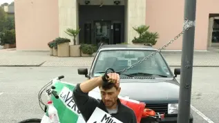 Nelle foto accanto, flash della protesta di Andrea Cogo In alto a sinistra è davanti alla villa di Tanzi (qui sopra)