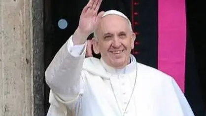 Papa Francesco (C), con Padre Georg Gänswein, saluta gli studenti del liceo Albertelli all'uscita della Basilica di Santa Maria Maggiore a Roma, 14 marzo 2013. ANSA/CIRO FUSCO
