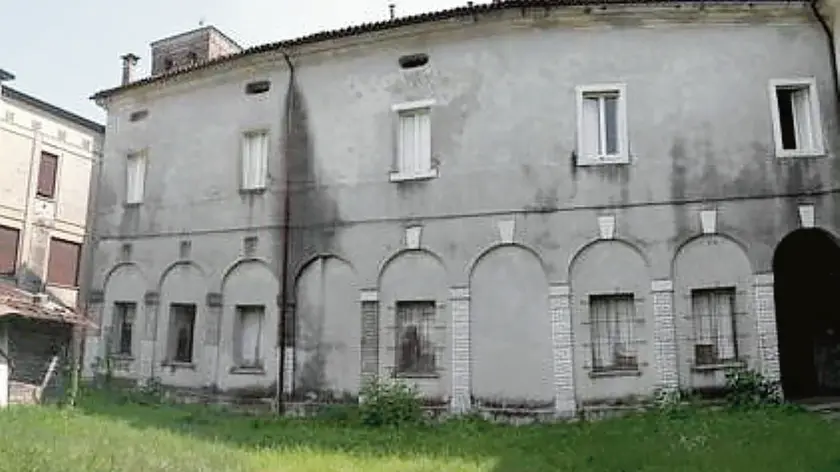 Una porzione della ex caserma Marras vista dal ponte sul Monticano