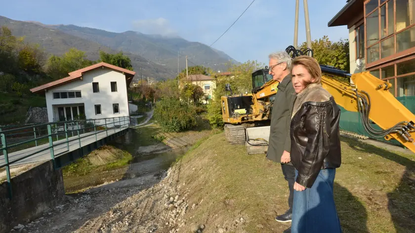 Il sindaco Mirella Balliana e l’assessore ai lavori pubblici Giulio De Antoni lungo le sponde del Sora