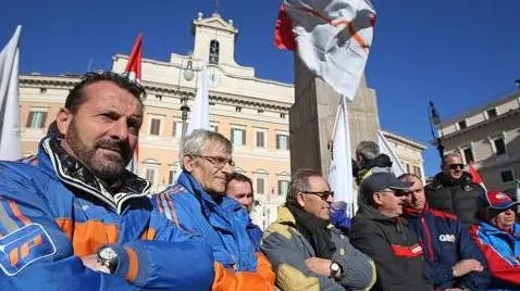 La protesta dei benzinai davanti a palazzo Montecitorio, Roma 12 dicembre 2012. ANSA/ALESSANDRO DI MEO