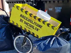 Il carrettino che era usato dai volontari che ripuliscono strade e canali