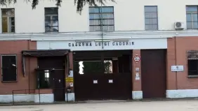 La caserma «Cadorin» di via Feltrina in cui sarebbero stati compiuti gli atti osceni denunciati