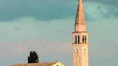 PROTAGONISTI. Da sinistra la parrocchiale di Fontanelle, Toni Capuozzo e Mauro Corona
