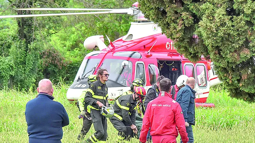 Il recupero delle salme di mamma e figlia con l’elicottero dei vigili del fuoco