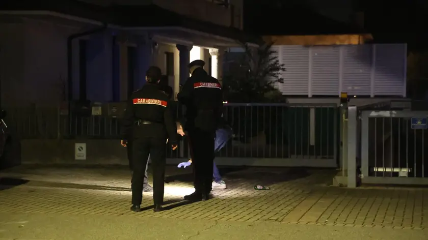 I carabinieri setacciano il quartiere (foto Mattiuzzo/Fotofilm)