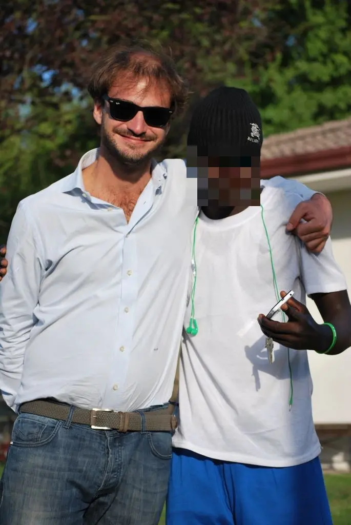 Gian Lorenzo Marinese con un migrante