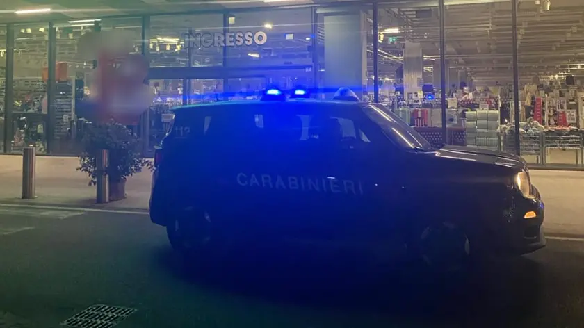 I carabinieri davanti al negozio Globo al centro commerciale ParcoFiore
