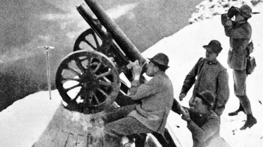 Postazione di artiglieria di montagna posizionata per il tiro anti aereo sul fronte italiano