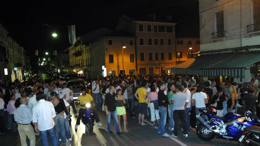 Guerra alla movida, se si è in più di 4 persone non si può chiacchierare