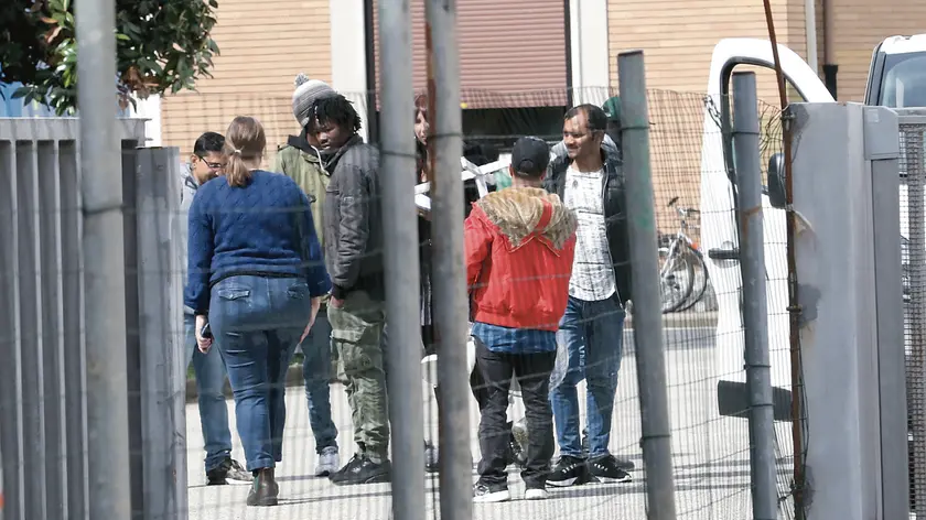 Richiedenti asilo all’interno del centro di prima accoglienza della ex caserma Serena a Treviso