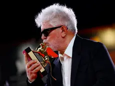 Pedro Almodovar bacia il Leone d'oro