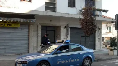 A sinistra la polizia davanti alla gioielleria Bonazza di viale Matteotti