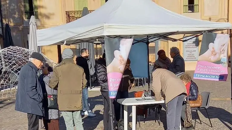 Il gazebo raccolta firme per ottenere il parto indolore