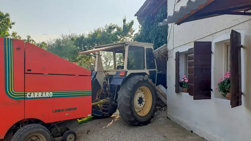 La sbandata del trattore (foto Macca)