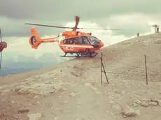 Foto del 3 luglio, subito dopo la tragedia. I tre amici di Codognè recuperati in elicottero