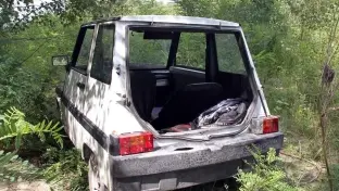 La piccola auto abbandonata sul greto del Piave a Saletto