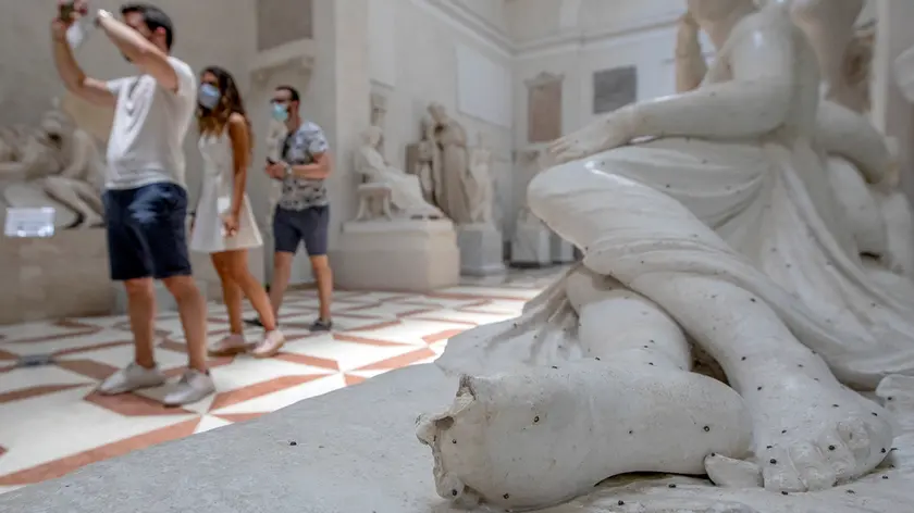Agostini Possagno gipsoteca visitatore danneggia statua del Canova
