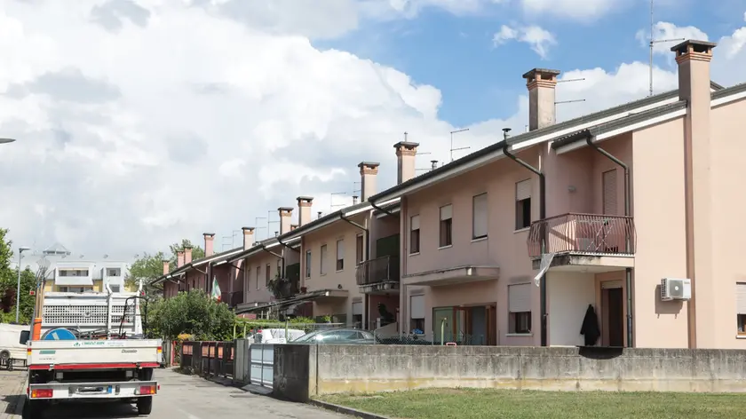 Uno scorcio di via Mantovani Orsetti, che torna alla ribalta per la difficile convivenza tra italiani e rom