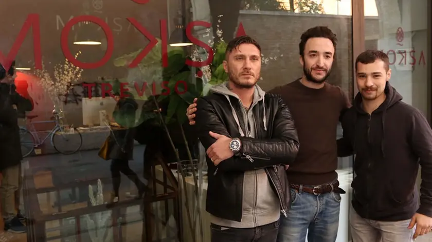 agostini AG.FOTOFILM treviso Mokisa via san francesco in foto titolare matteo dozzo al centro con eros moggi e giuseppe palumbo fornitori