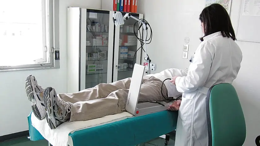 Una visita in un ambulatorio. Nella Marca cresce il numero delle persone che si rivolgono al privato