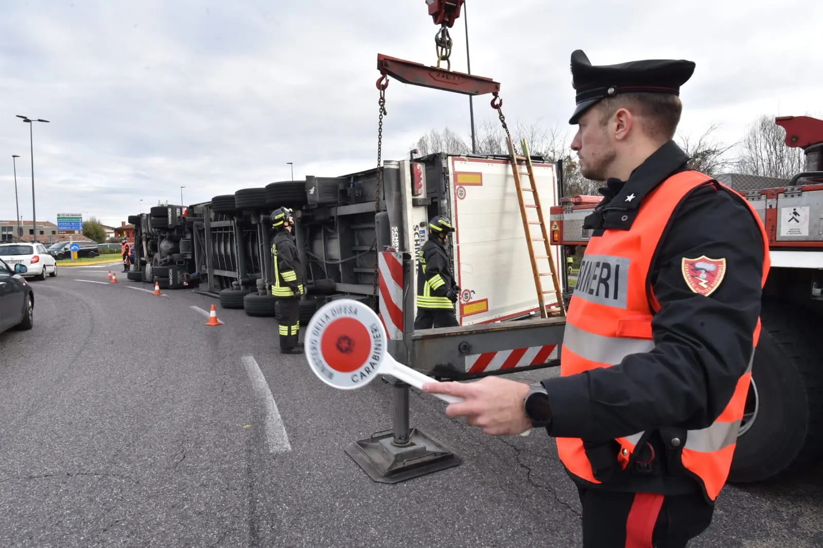 Carabinieri sul luogo dell'incidente