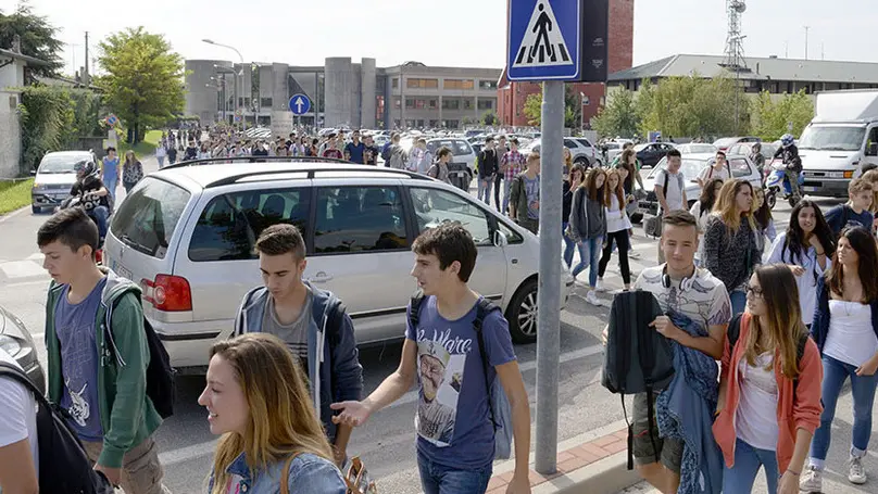 Borghesi Montebelluna uscita studenti primo giorno di scuola