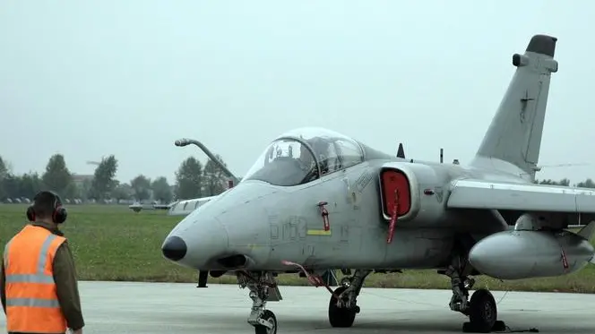 20091102 - ISTRANA (TV) - WAR - AFGHANISTAN: PARTONO 4 CACCIA AMX, RIENTRANO 2 TORNADO. Uno dei quattro nuovi cacciabombardieri italiani Amx che sostituiranno i due caccia Tornado attualmente schierati in Afghanistan. I nuovi velivoli sono stati presentati oggi, 2 novembre 2009, nella base militare di Istrana (Tv). ANSA/DAVIDE BOLZONI/ i52-cri