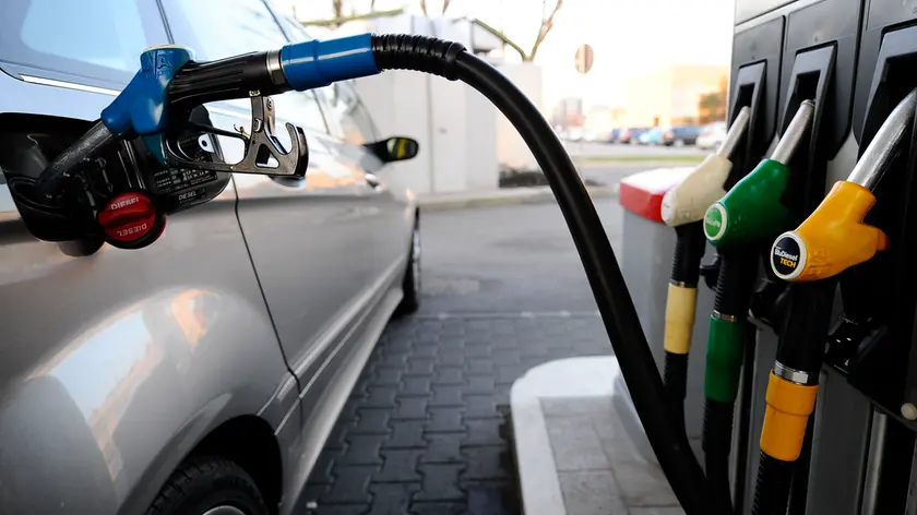 Gc Milano 24/02/2011 - distributore di benzina / foto Giuseppe Celeste/Image nella foto: benzinaio pompa di benzina verde rifornimento gasolio diesel serbatoio auto