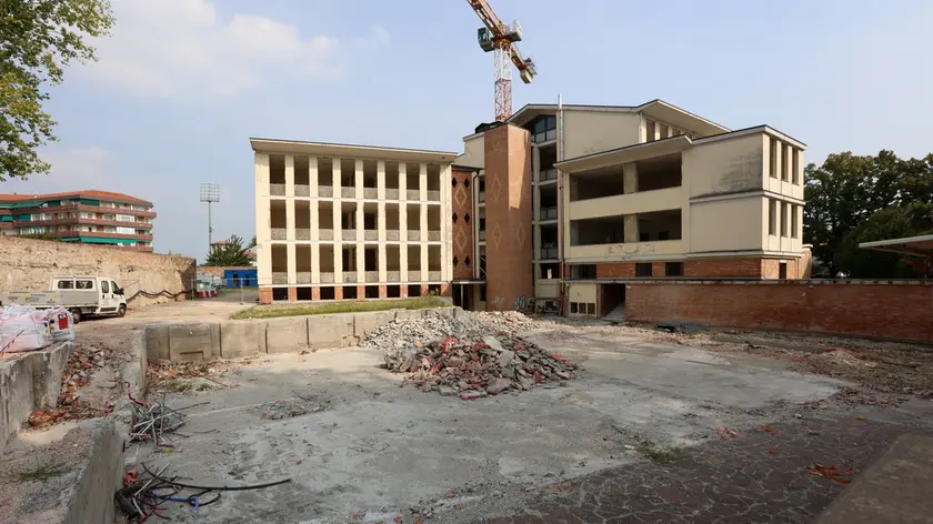 Il cantiere delle scuole medie Stefanini a Treviso: gli iscritti sono ospitati da gennaio all’ex Turazza in piazza Vittoria