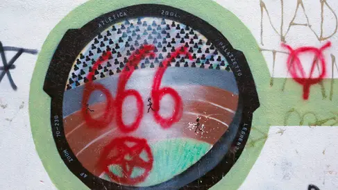 Borghesi Montebelluna palestra scuola media Papa Giovanni graffiti satanici