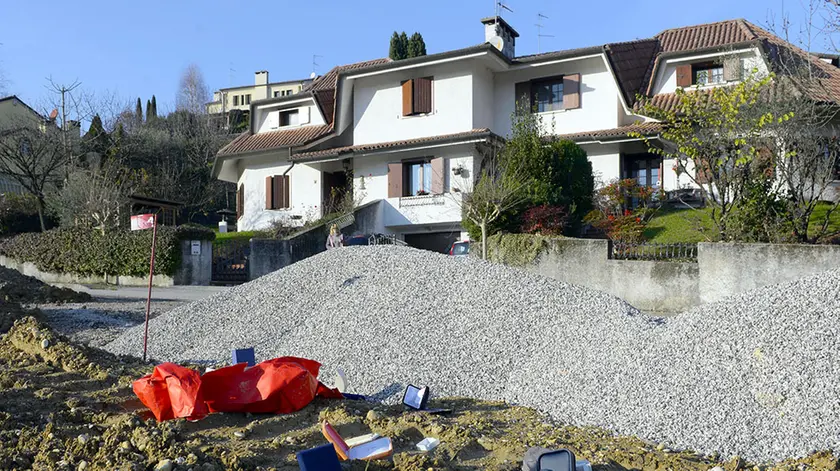 Vestiti e scatole abbandonate dopo la razzia