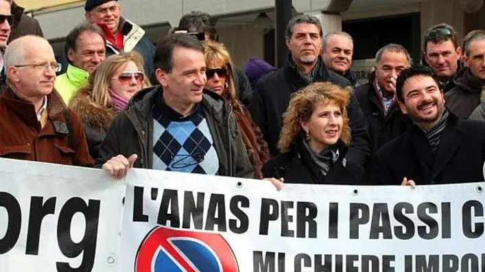 MALAGOLI..MORELLO E COMITATO PASSI CARRAI CODEVIGO MALAGOLI.. - L'inviato di Striscia La Notizia Moreno Morello ieri mattina a Codevido e a Valli di Chioggia per il caso dei passi carrai
