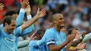 RICCHI E VINCENTI. I giocatori del Manchester City esultano dopo una vittoria. Nel riquadro a destra, il manager Roberto Mancini