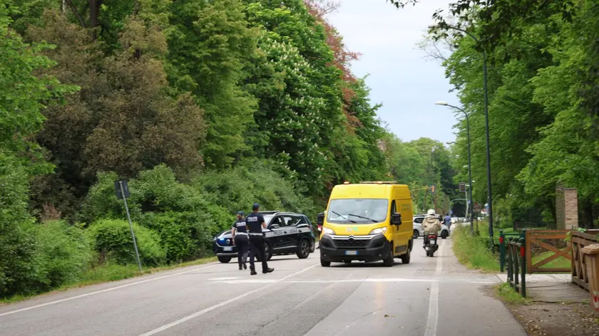 La polizia locale è intervenuta in viale Felissent dove attorno alle 16 si è verificato uno scontro fra un'auto e una moto a bordo della quale viaggiavano due giovani