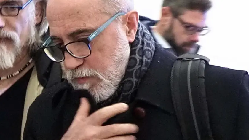 Gilberto Cavallini con l’amico giornalista Massimiliano Mazzanti (D) durante una pausa del processo a Bologna, 09 Gennaio 2020. ANSA/GIORGIO BENVENUTI