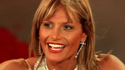 Simona Ventura sul palco del teatro Ariston a Sanremo in una foto del 7 marzo 2004. ANSA