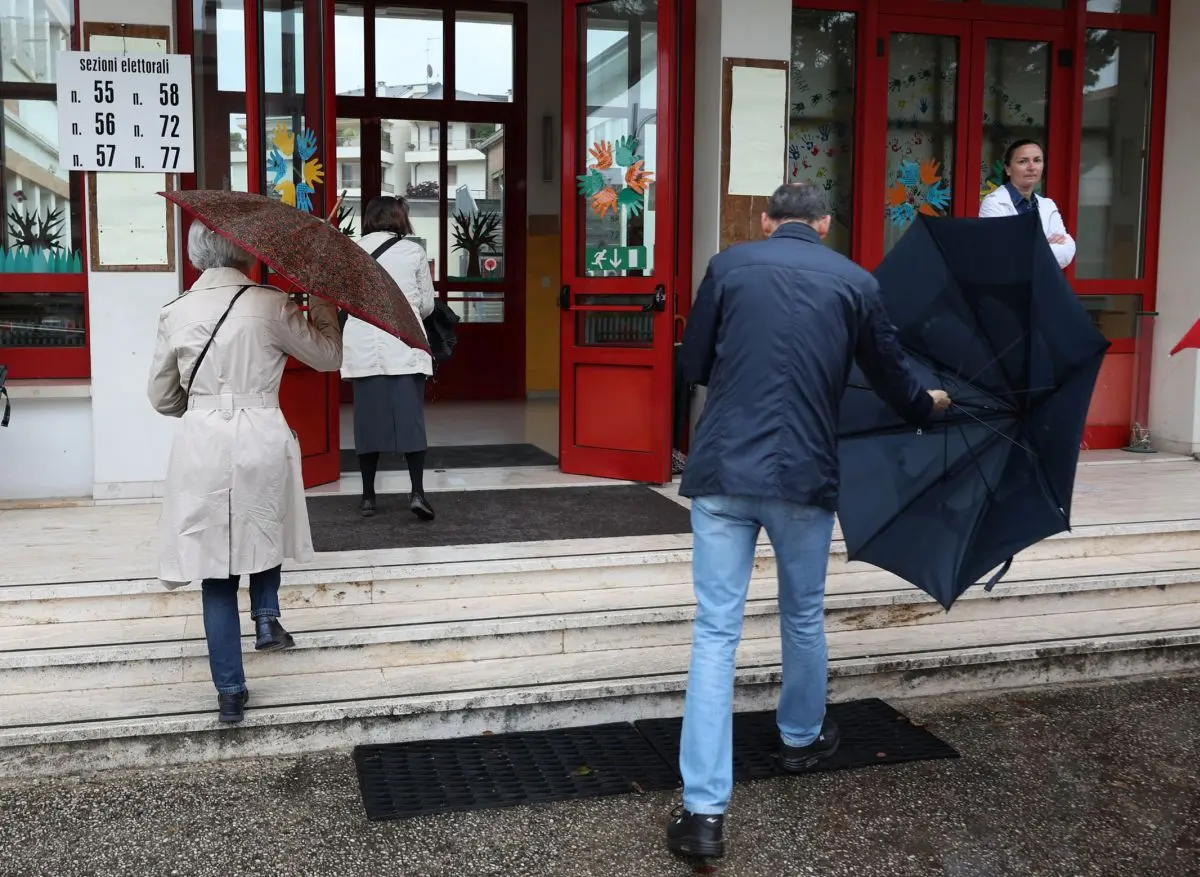 DE POLO AG.FOTOFILM TREVISO ELEZIONI 2023 TREVIGIANI AL VOTO SEGGIO ELETTORALE SCUOLA ELEMENTARE G. PASCOLI