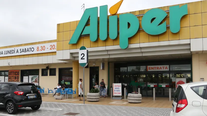 FILIPPI AG.FOTOFILM CASALE SUL SILE SEQUESTRO DUE DONNE DI FRONTE AL CENTRO COMMERCIALE CARREFOUR, E POI RILASCIATE ALL'ALIPER