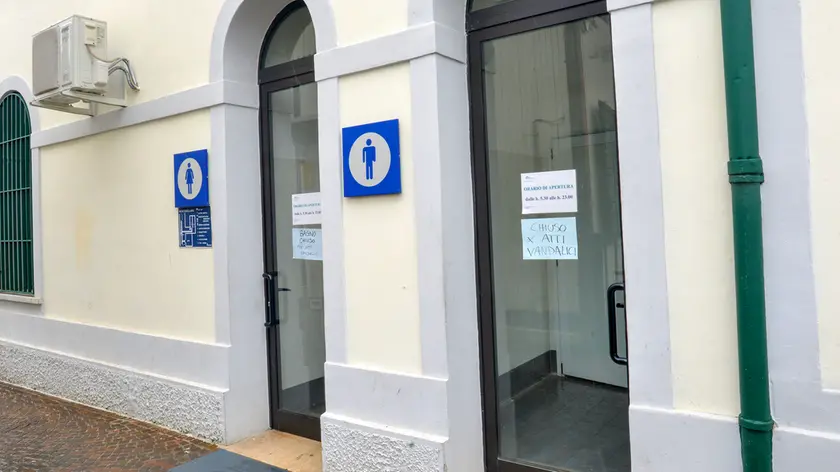 L’ingresso dei bagni della stazione con il cartello che recita “Chiuso per atti vandalici” (foto Macca)