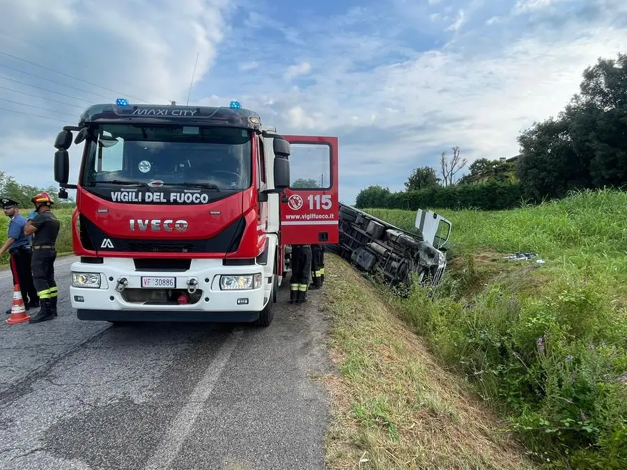 Il furgone della vittima nel fossato a Mogliano