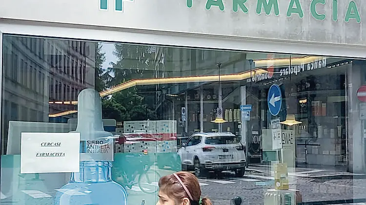 La farmacia di piazza Borsa a Treviso ed il cartello di ricerca di un professionista apparso in vetrina