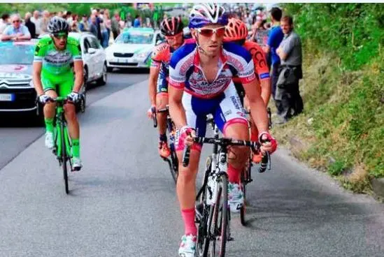 Marco bandiera in corsa