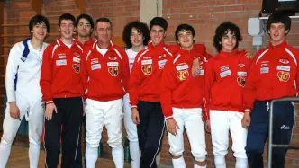 CRESCONO Accanto, gli Allievi In basso, le Ragazze con in mano i trofei conquistati