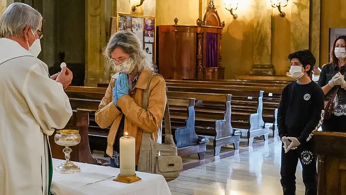 Guerretta Solighetto Consegna dell'Eucarestia in chiesa
