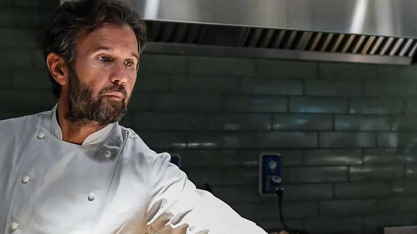 Lo chef Carlo Cracco durante l'iniziativa: ''Menu per Amatrice'', presso la mensa nella sede della Bnl Gruppo Bnp Paribas in via Tiburtina, Roma, 2 ottobre 2017..ANSA/ALESSANDRO DI MEO