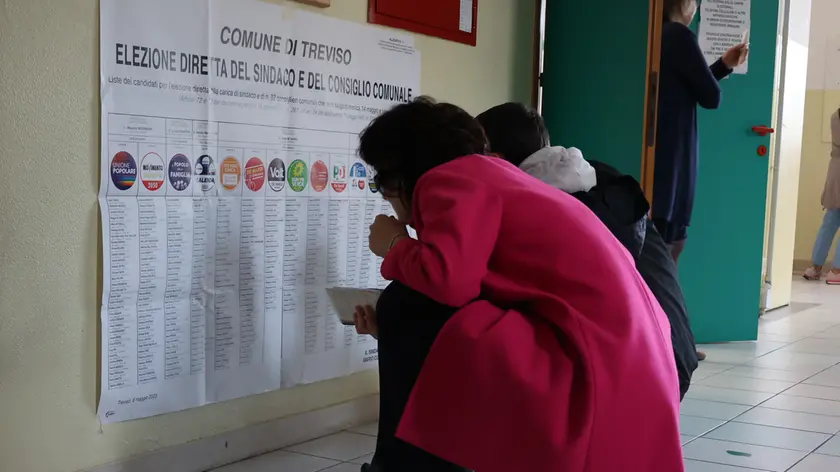 Il seggio alle scuole elementari Giovanni Pascoli di Treviso