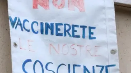 agostini AG.FOTOFILM santa cristina cartello contro vaccinazioni