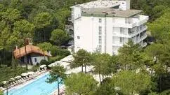 L’hotel Greif di Lignano, di proprietà di Lucio Vudafieri e della moglie Michela Fassa