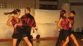 A sinistra ballerini di sala e merengue il genere preferito dal falso paralitico Sopra una piscina come quella frequentata dalla falsa cieca che faceva l’istruttrice di nuoto A destra una pattuglia dei carabinieri La squadra della Procura ha scoperto i due
